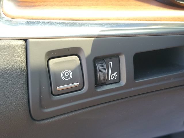 Certified 2023 Cadillac XT5 Premium Luxury w/ LPO, Floor Liner Package AWD/4WD image 9