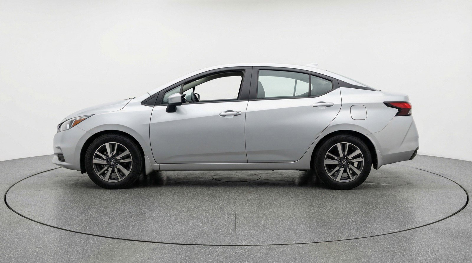 Used 2025 Nissan Versa SV image 5