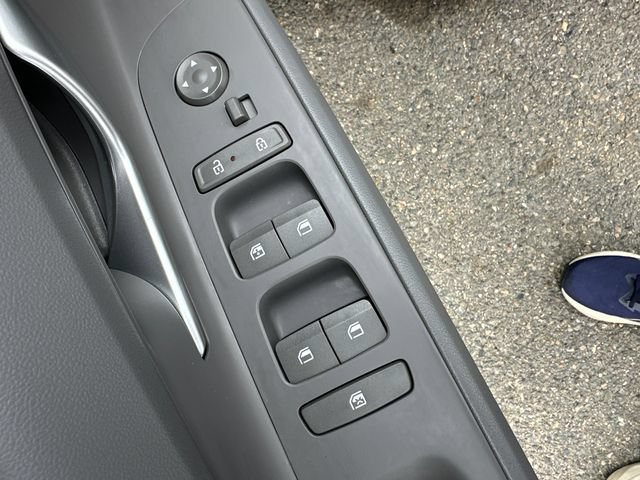 Used 2025 Hyundai Elantra SEL FWD image 28