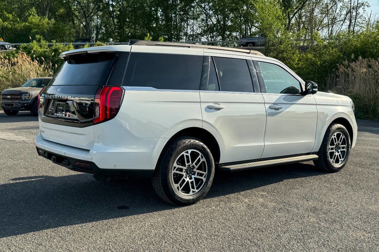 Used 2025 Ford Expedition Active AWD/4WD image 3