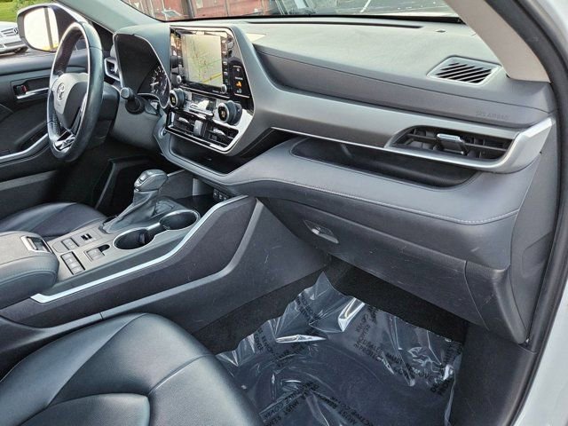 Used 2021 Toyota Highlander XLE AWD/4WD image 20