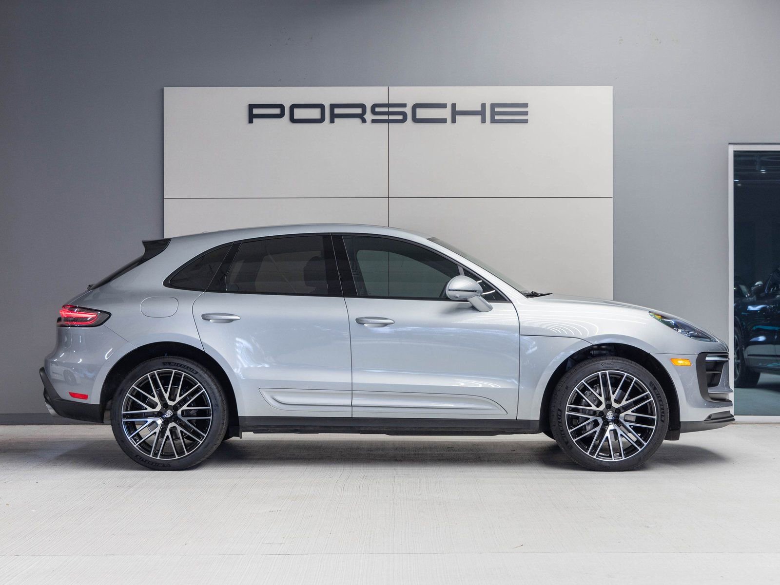Certified 2025 Porsche Macan image 8