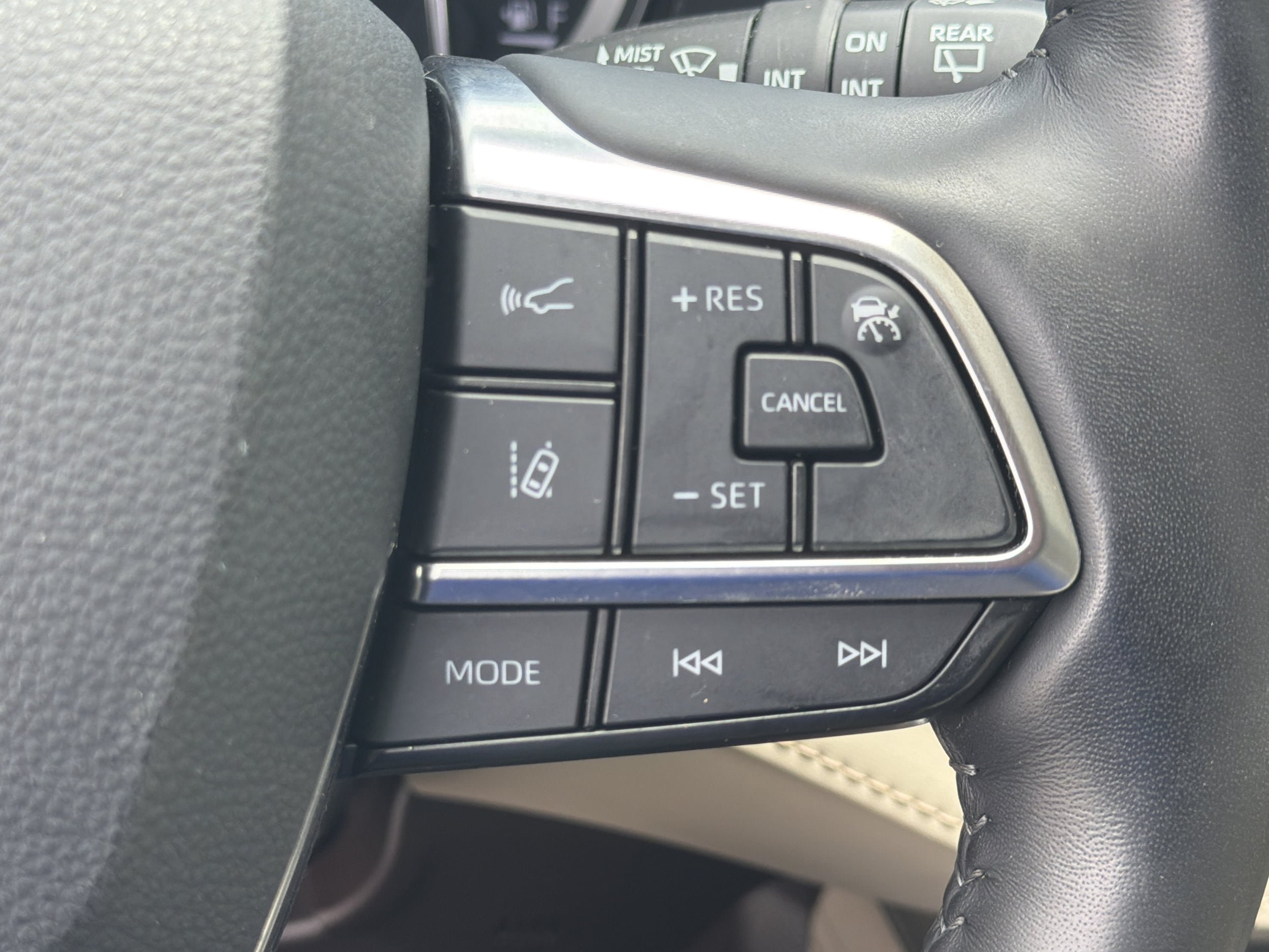 Certified 2021 Toyota Highlander Limited FWD image 8