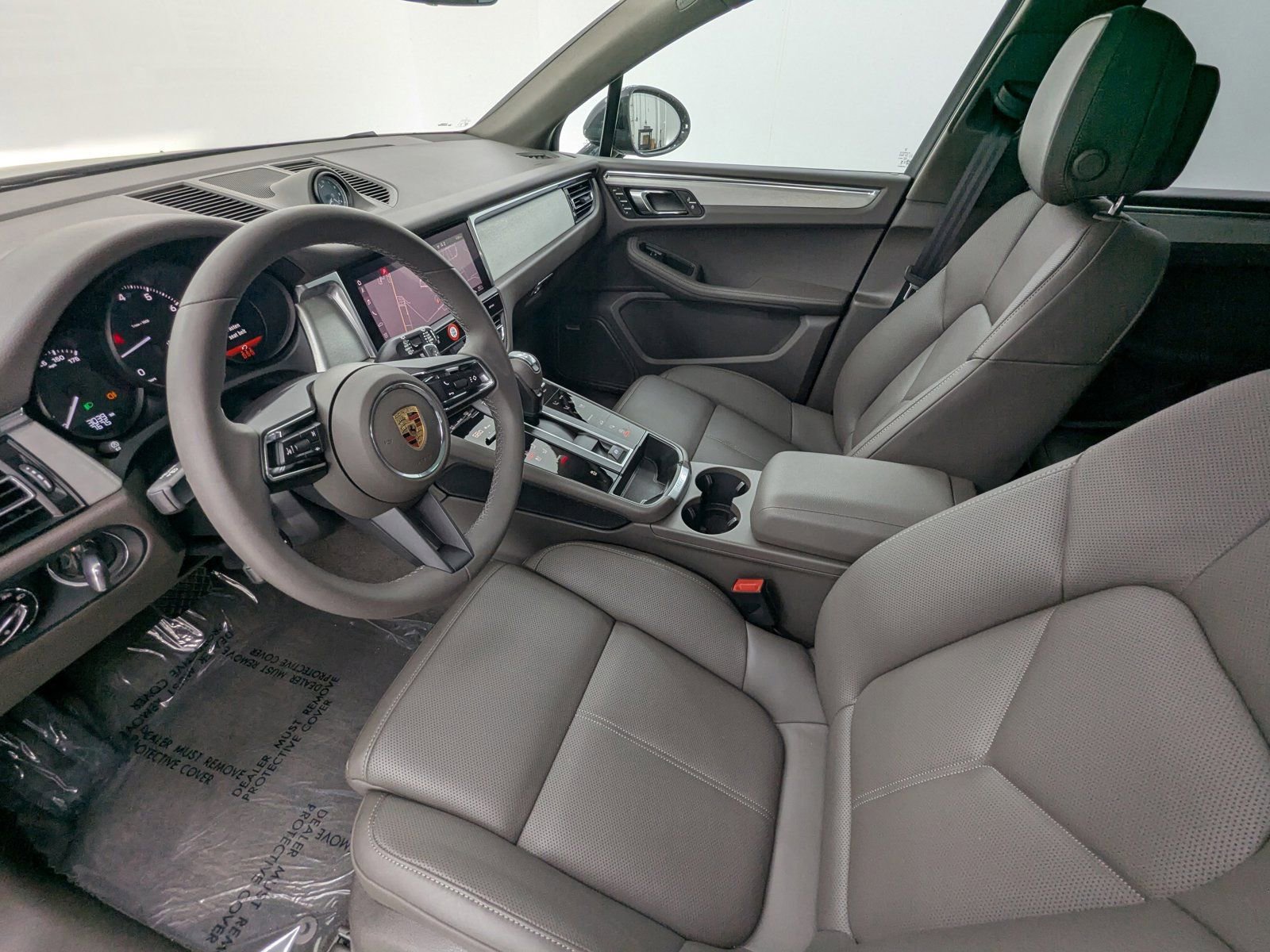 Certified 2026 Porsche Macan Turbo AWD/4WD image 4
