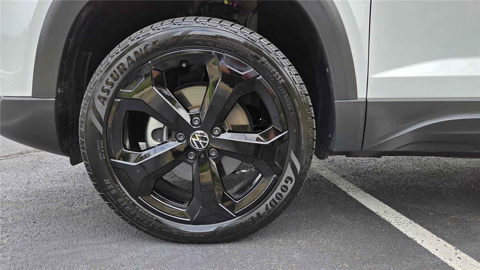 Certified 2025 Volkswagen Taos SE AWD/4WD image 11
