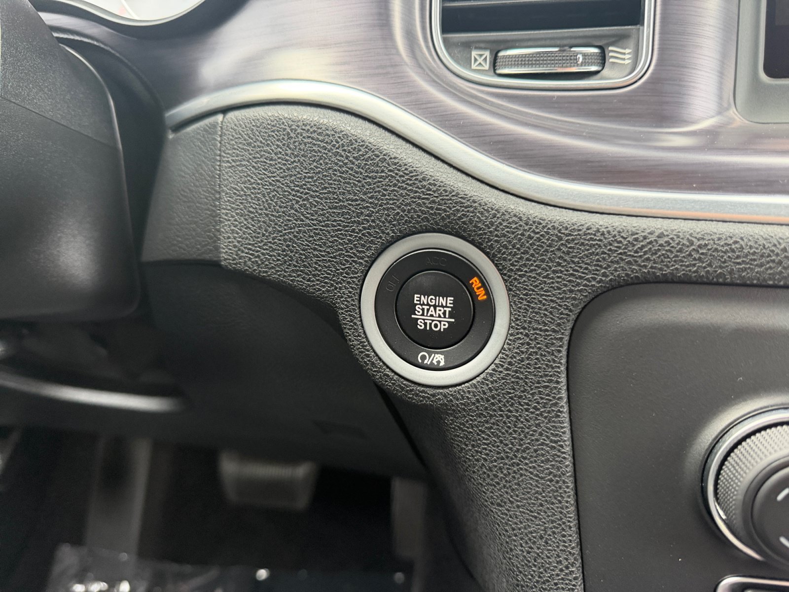 Used 2018 Dodge Charger SXT RWD image 19