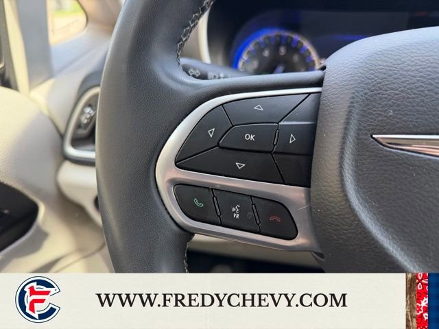 Used 2023 Chrysler Pacifica Touring-L image 17