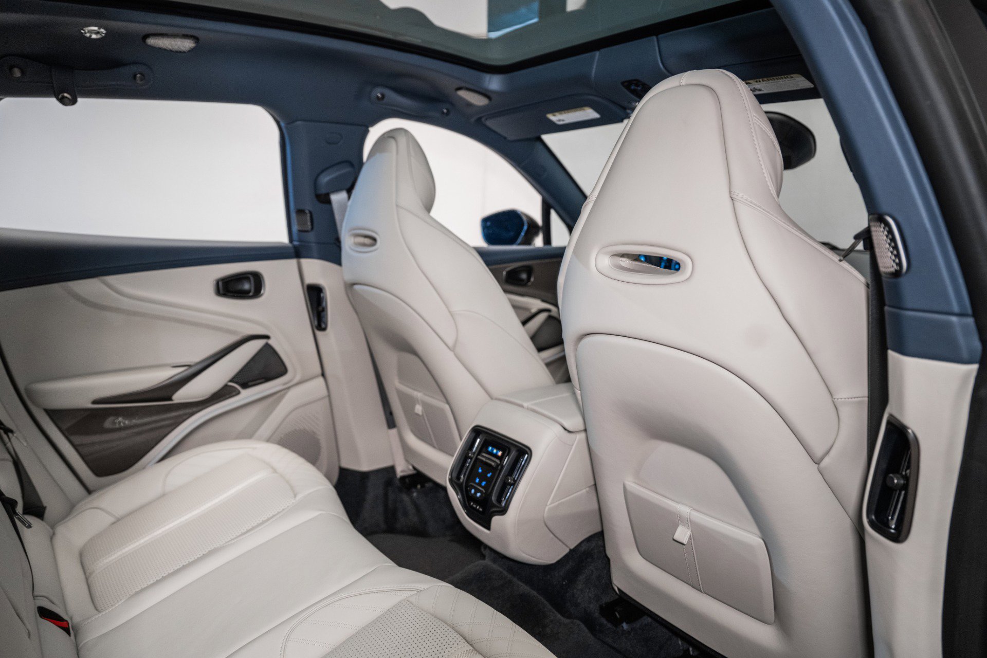 Used 2025 Aston Martin DBX 707 image 18