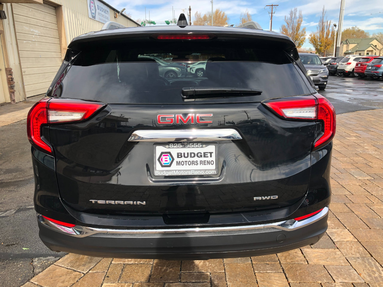 Used 2024 GMC Terrain SLT image 3