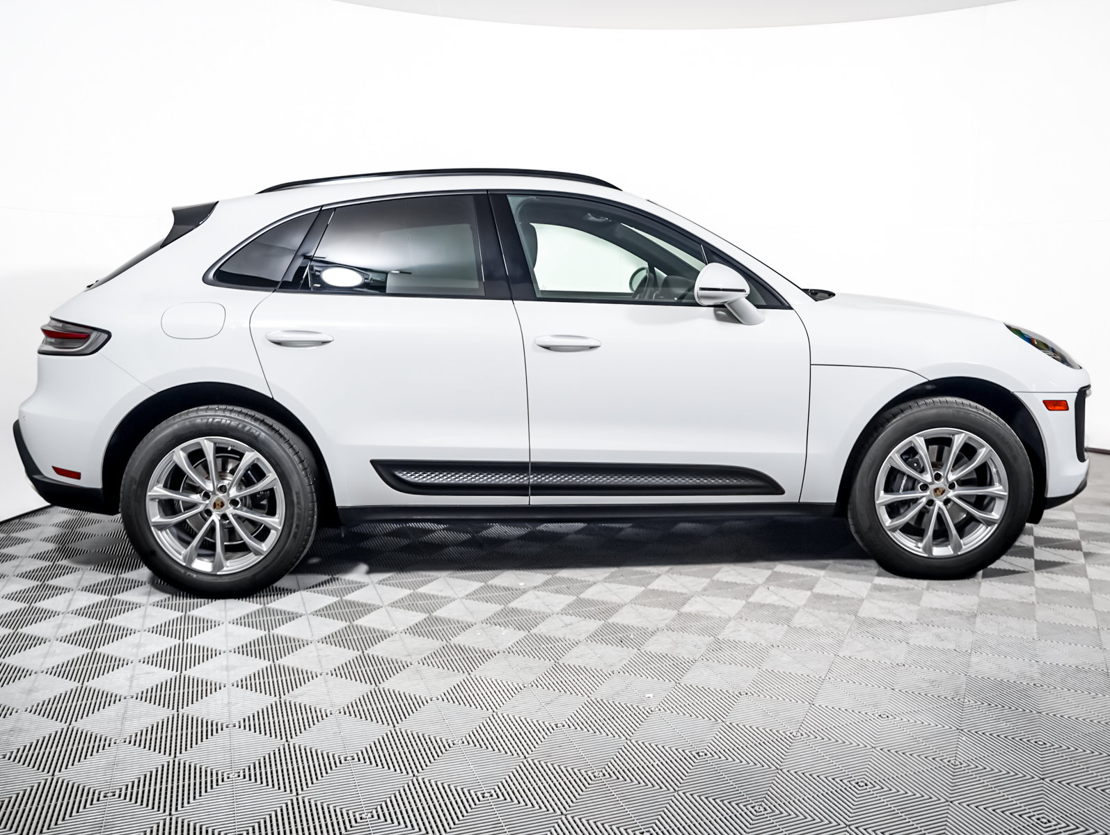 Certified 2023 Porsche Macan AWD/4WD image 9