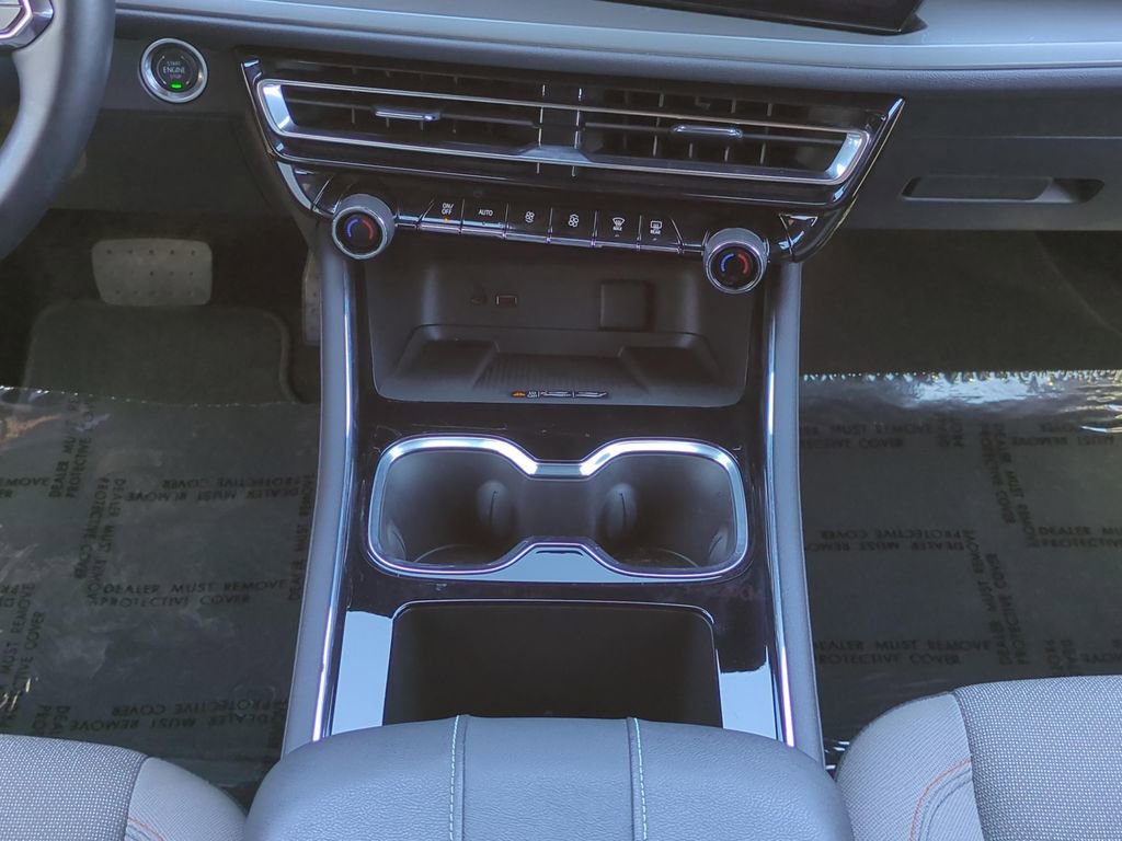 Used 2025 Chevrolet Traverse LT image 18