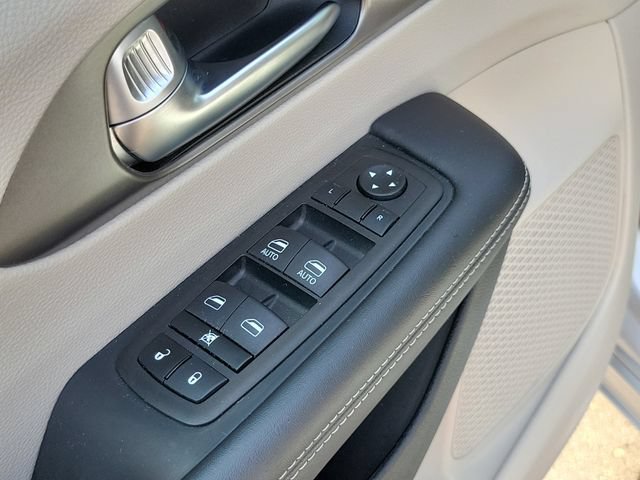 Used 2023 Chrysler Pacifica Touring-L AWD/4WD image 11
