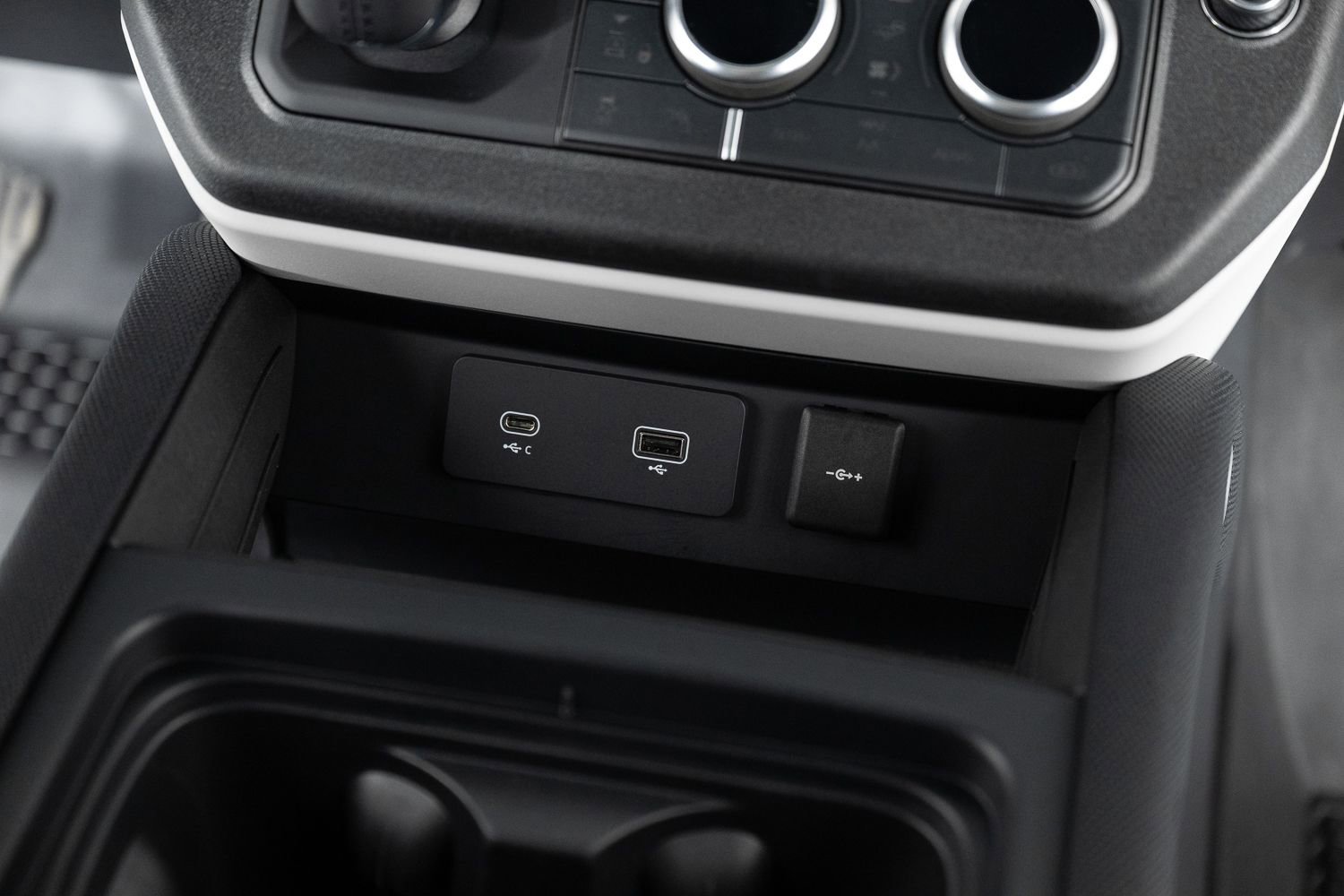 Used 2024 Land Rover Defender 110 SE image 38