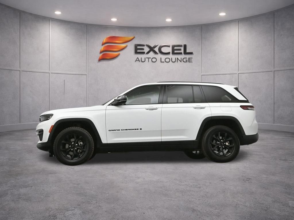 Used 2025 Jeep Grand Cherokee Altitude AWD/4WD image 42