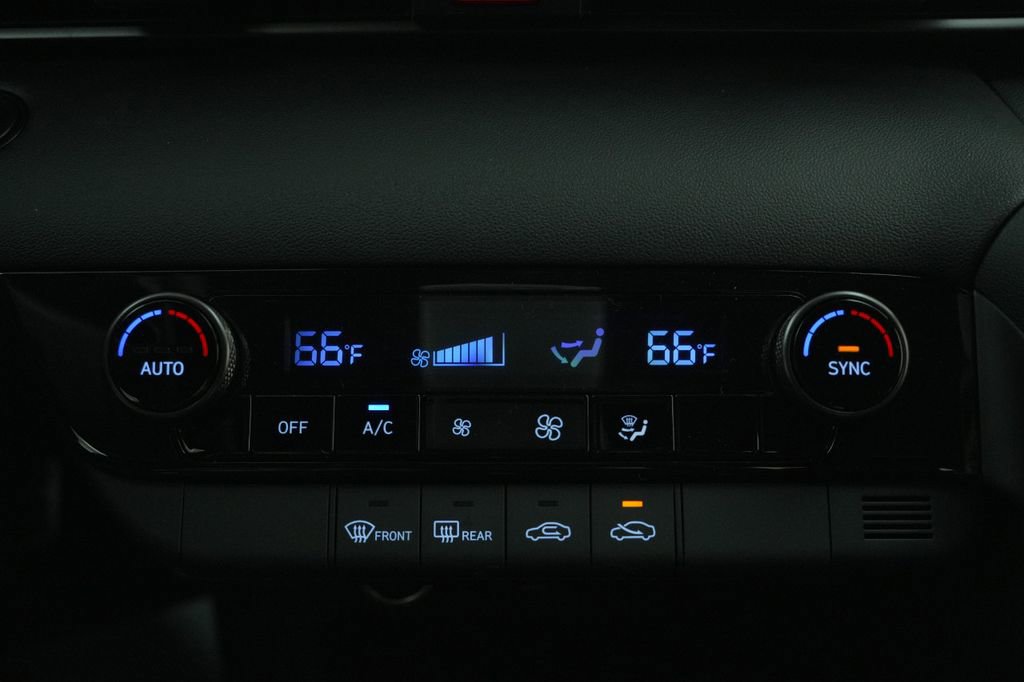 Certified 2025 Hyundai Elantra Sport image 35