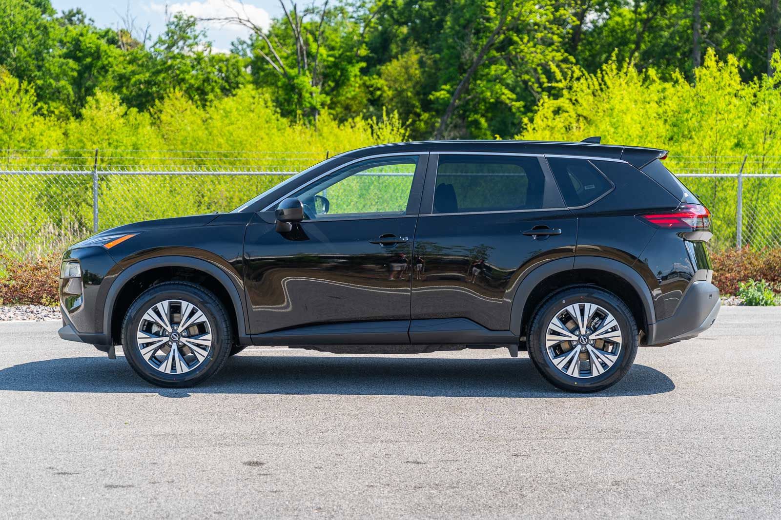 Used 2023 Nissan Rogue SV FWD image 4