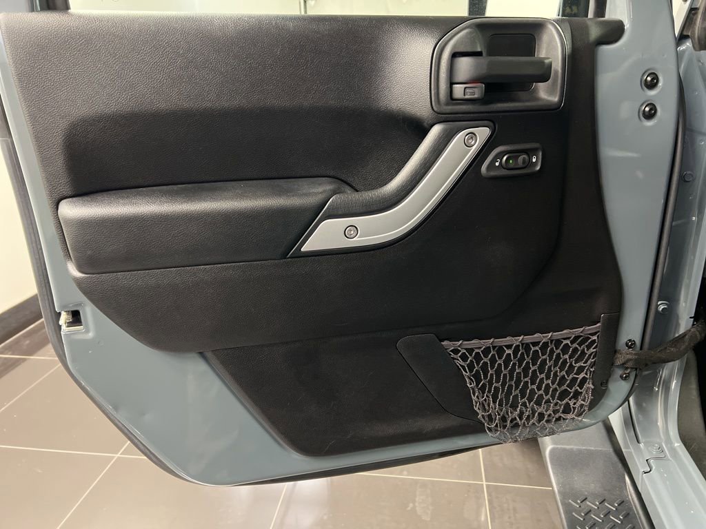 Used 2015 Jeep Wrangler Unlimited Sahara w/ Connectivity Group AWD/4WD image 24