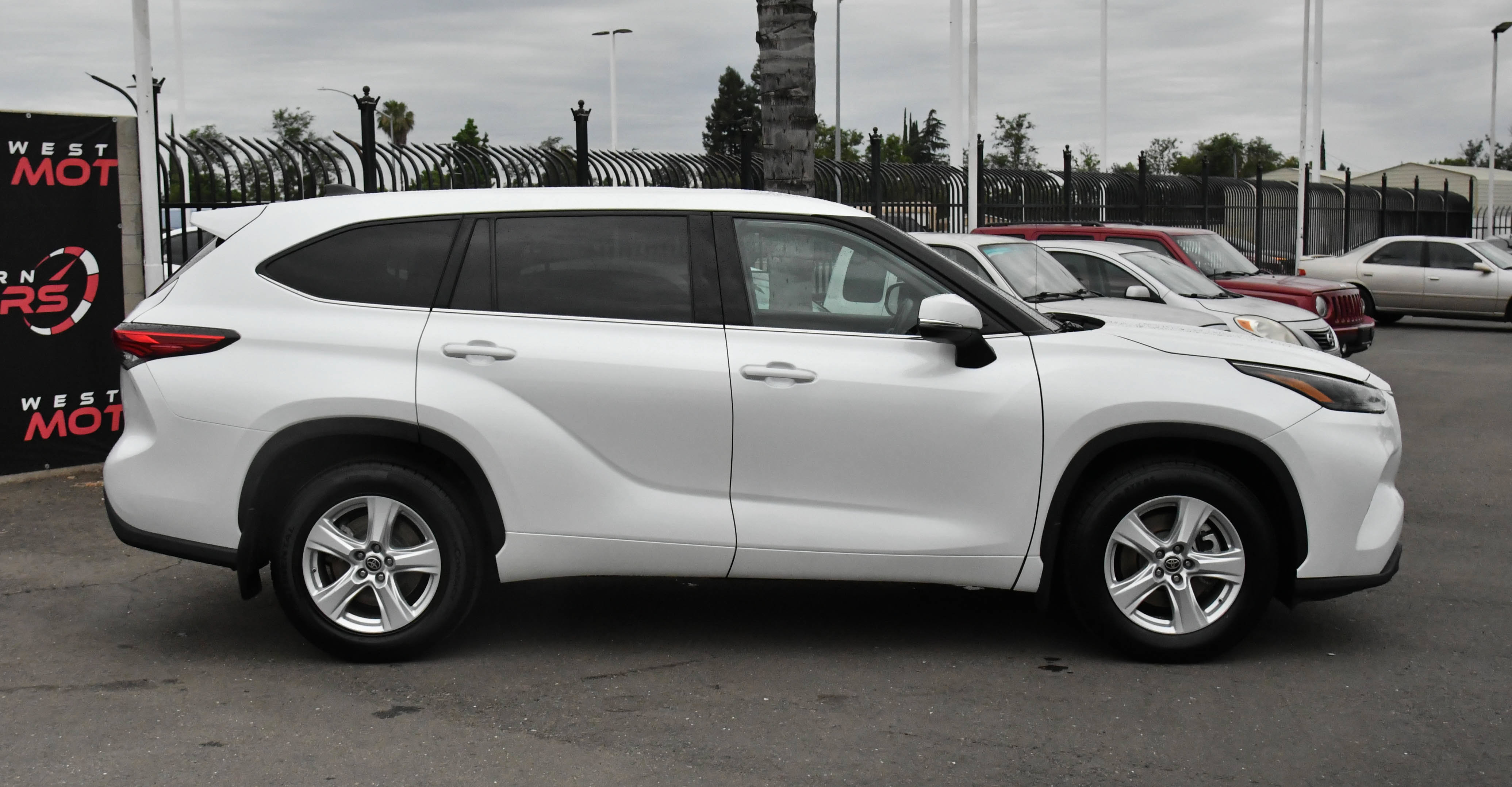 Used 2022 Toyota Highlander LE AWD/4WD image 9
