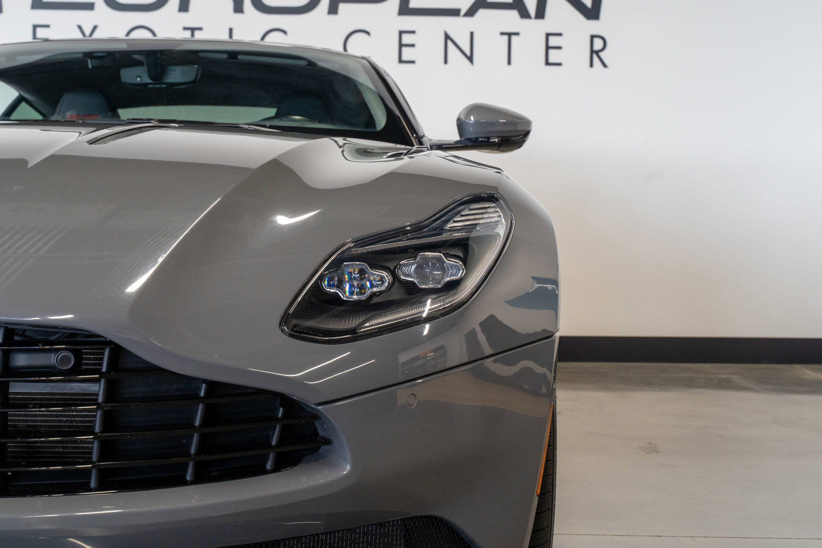 Used 2018 Aston Martin DB11 V12 RWD image 32