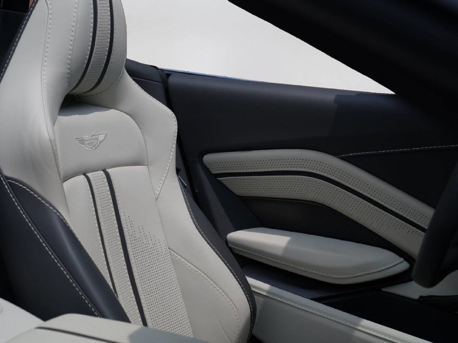 Used 2023 Aston Martin V8 Vantage Roadster RWD image 26