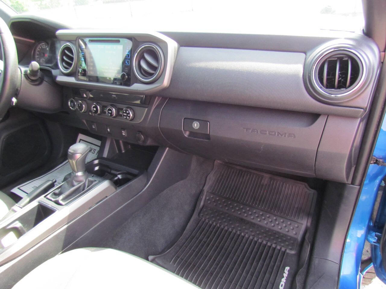 Used 2017 Toyota Tacoma TRD Sport image 18