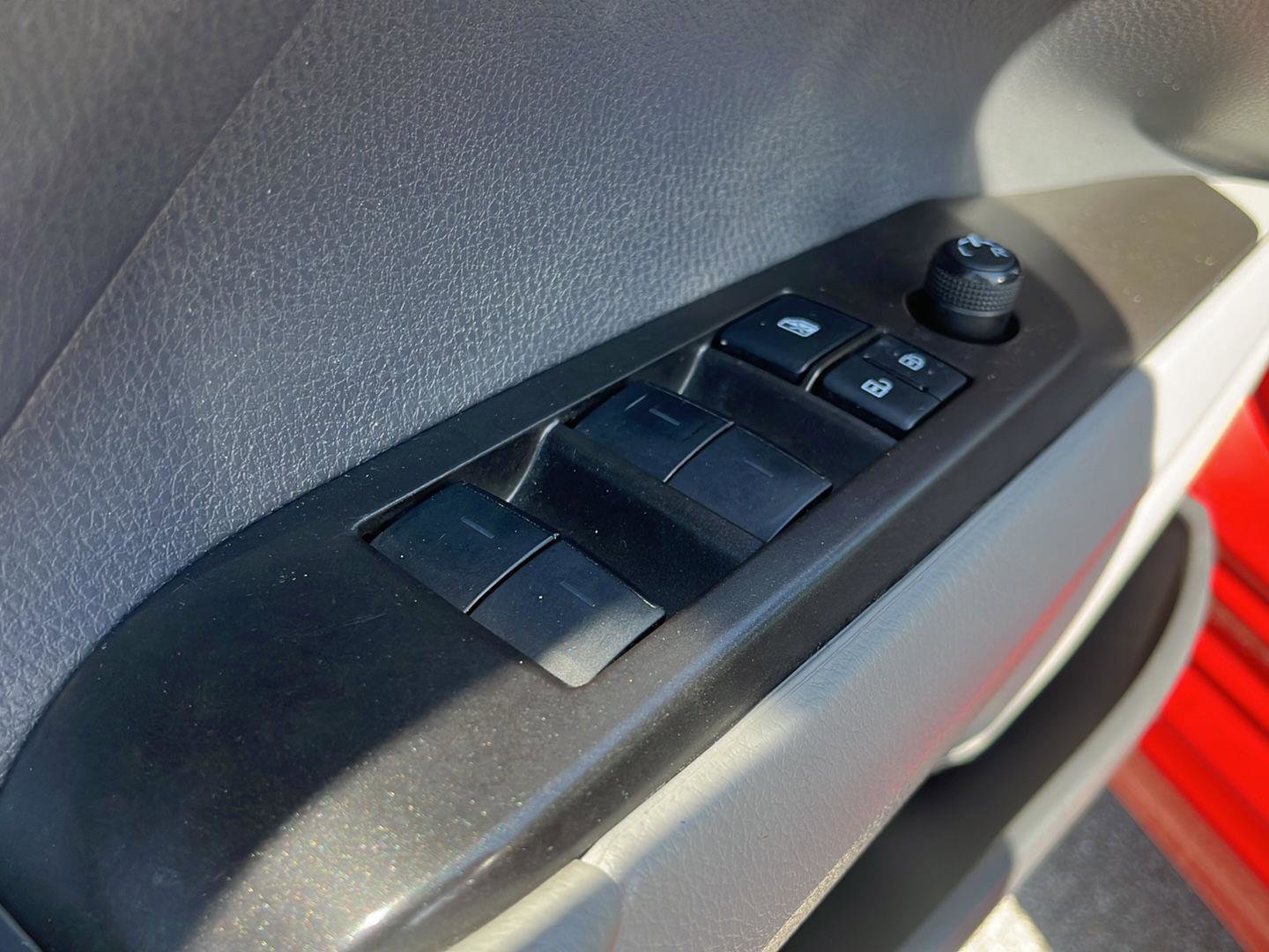 Used 2021 Toyota Camry SE w/ Cold Weather Package image 10