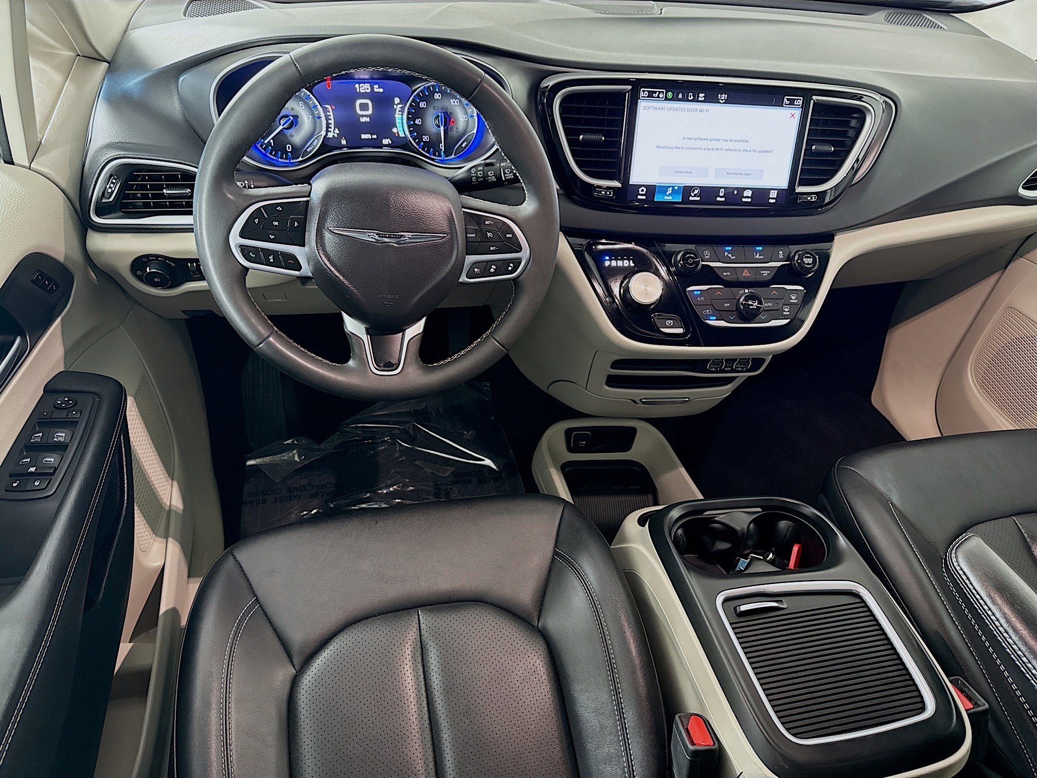 Used 2024 Chrysler Pacifica Touring-L FWD image 17