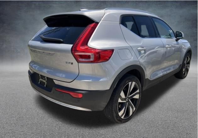 Used 2023 Volvo XC40 B5 Plus w/ Driver Assist Package AWD/4WD image 5