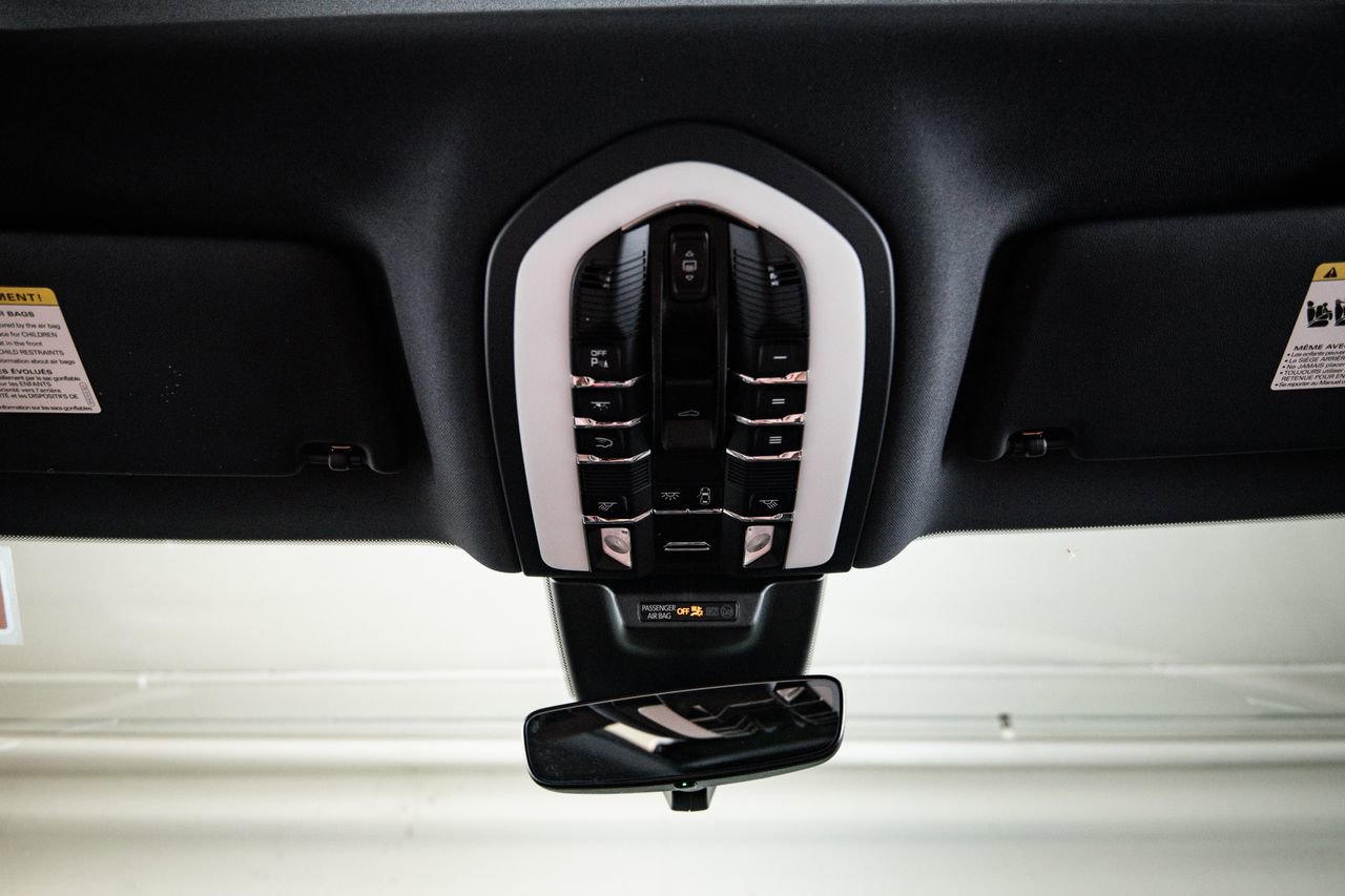 Certified 2025 Porsche Macan AWD/4WD image 20