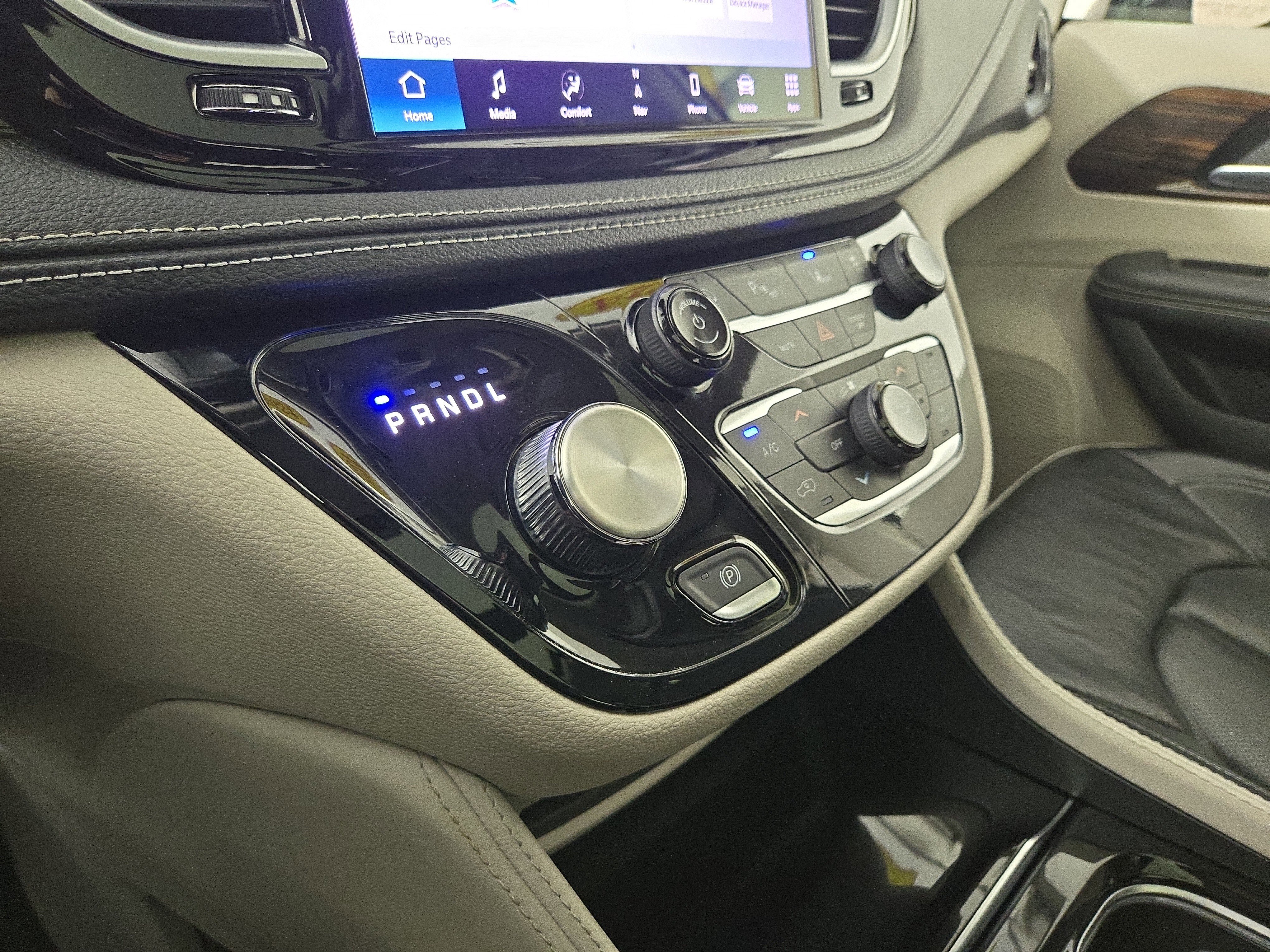 Used 2024 Chrysler Pacifica Limited image 25