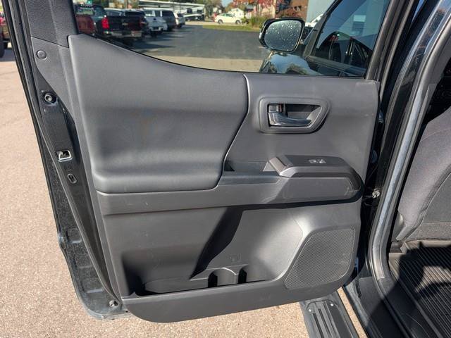 Used 2022 Toyota Tacoma TRD Off-Road AWD/4WD image 17