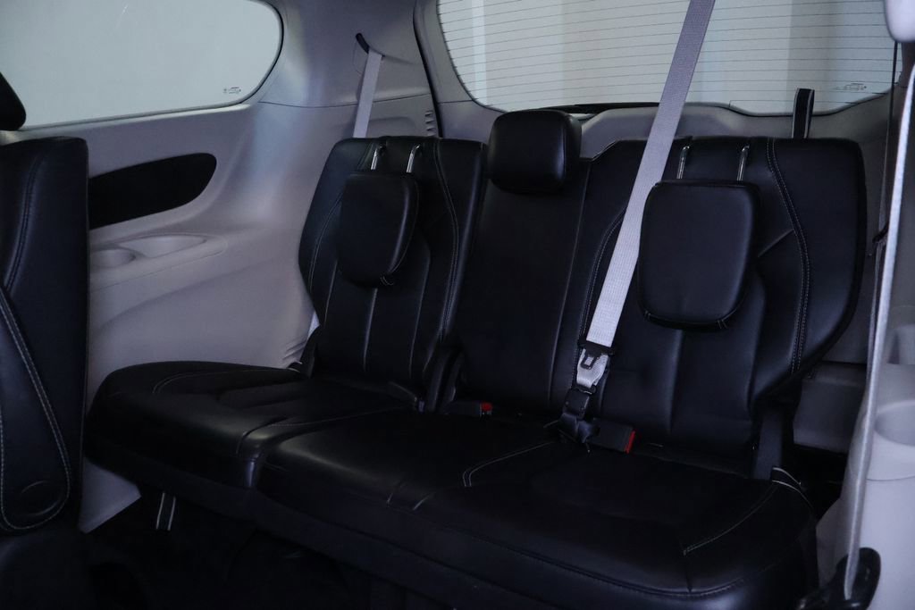Used 2023 Chrysler Pacifica Touring-L image 18