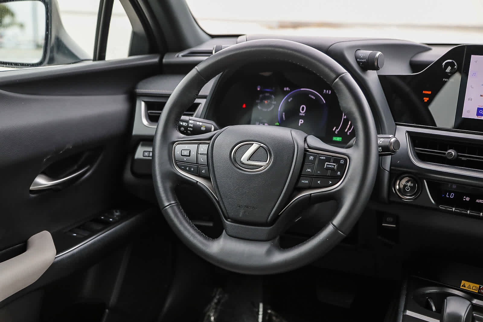 Used 2025 Lexus UX 300h FWD image 15