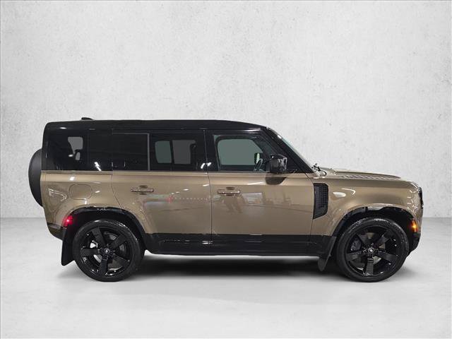 Used 2025 Land Rover Defender 110 X-Dynamic SE AWD/4WD image 4