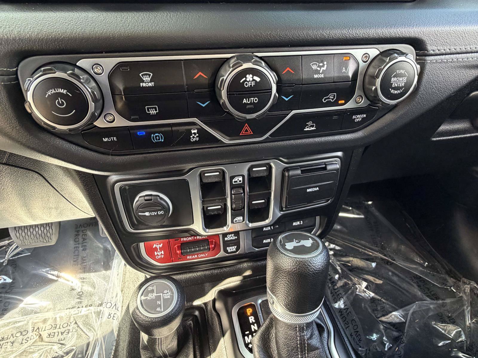 Used 2024 Jeep Wrangler Unlimited Rubicon 4xe AWD/4WD image 13