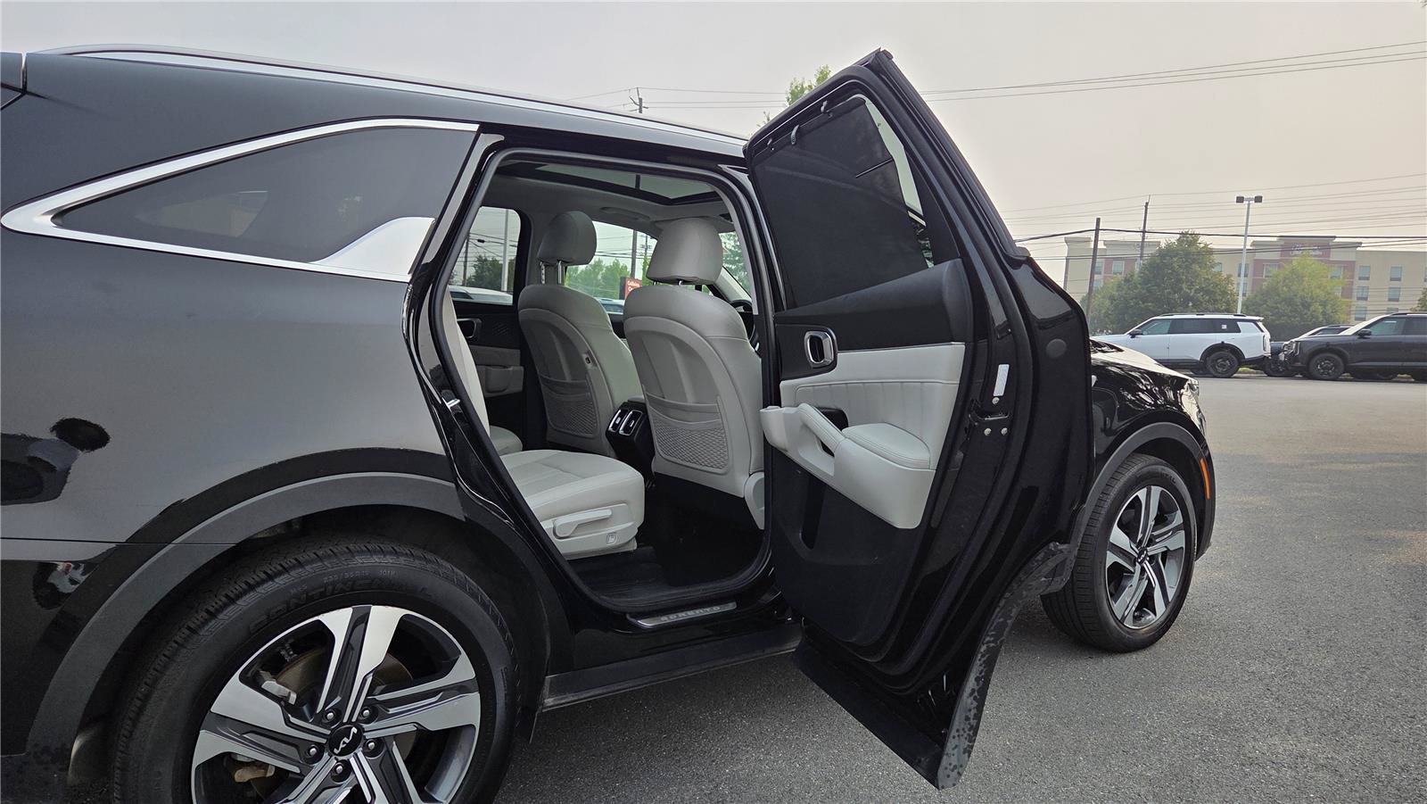 Certified 2023 Kia Sorento SX Prestige w/ Panoramic Sunroof Package AWD/4WD image 36