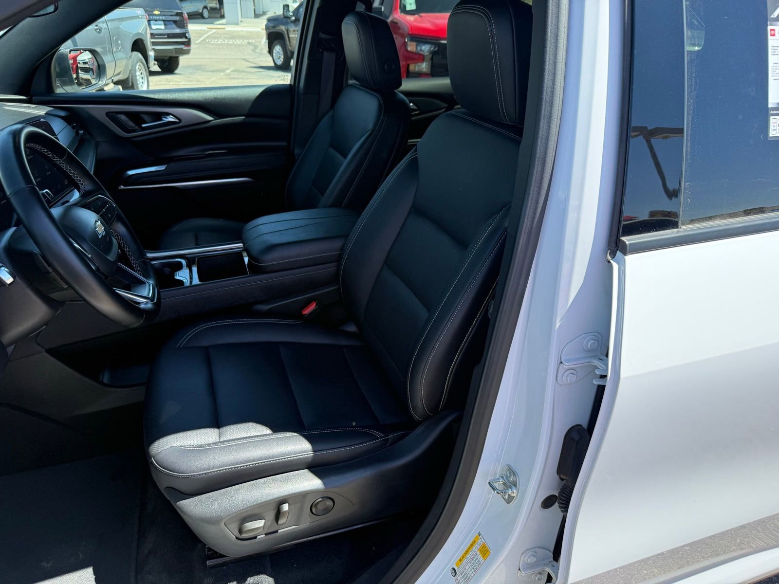 Used 2025 Chevrolet Traverse LT FWD image 29