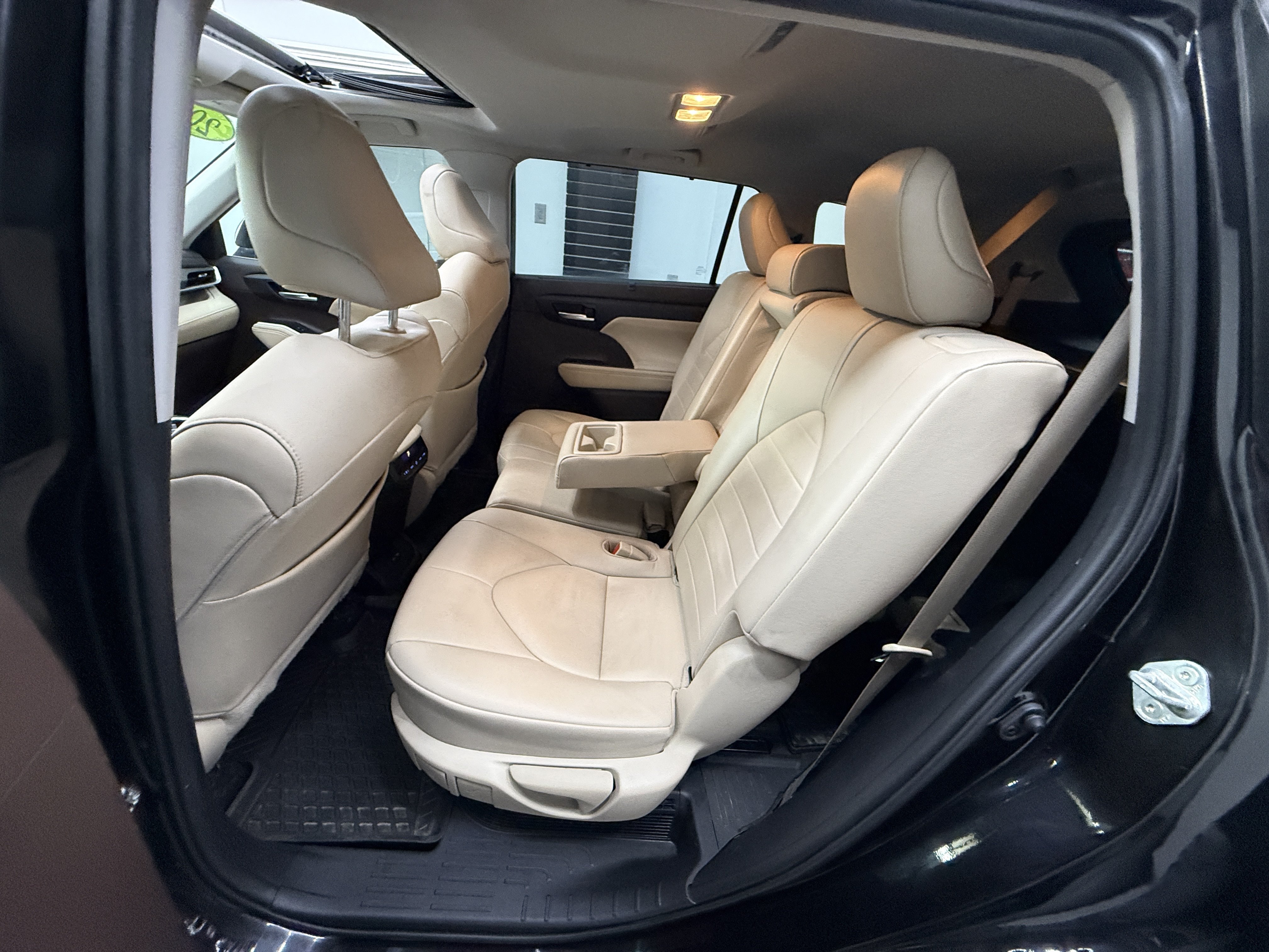Used 2021 Toyota Highlander XLE AWD/4WD image 21