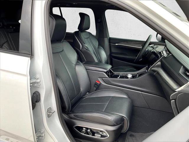 Used 2024 Jeep Grand Cherokee Overland w/ Luxury Tech Group IV AWD/4WD image 9