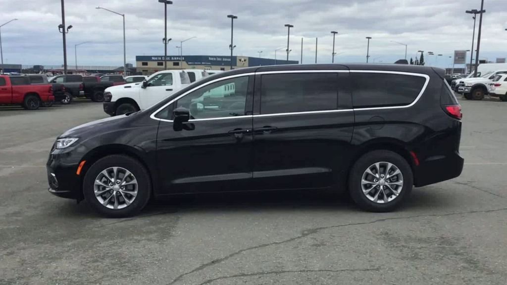 New 2026 Chrysler Pacifica Select image 5