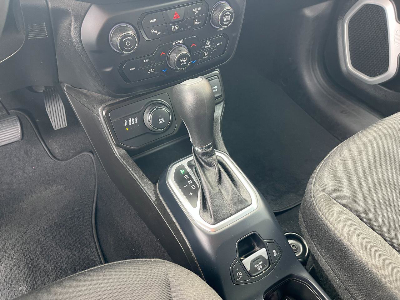 Used 2021 Jeep Renegade Latitude w/ Luxury Group I AWD/4WD image 21