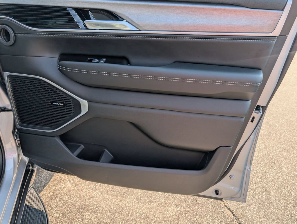 New 2026 Jeep Grand Wagoneer L 2WD image 32