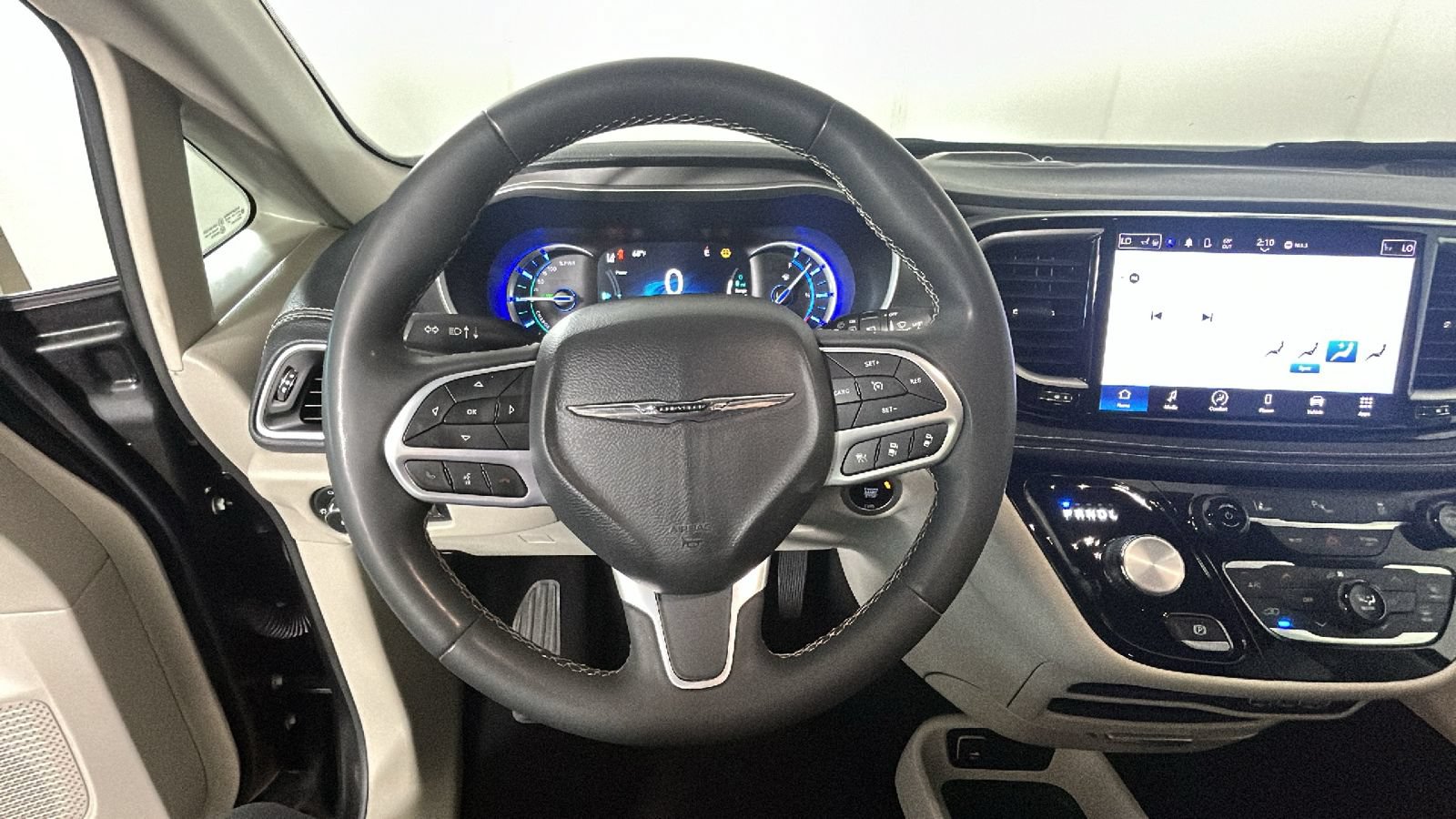 Used 2023 Chrysler Pacifica Touring-L FWD image 15