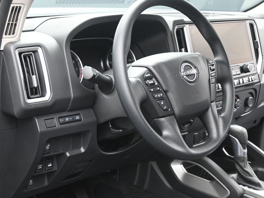 Used 2025 Nissan Frontier SV image 14