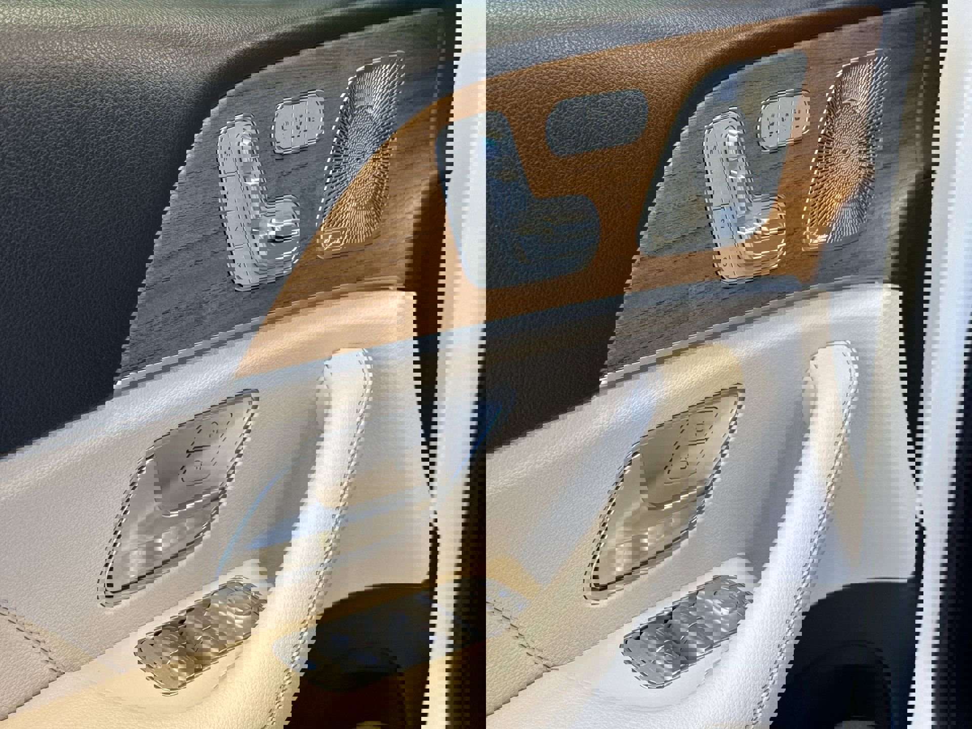 Used 2022 Mercedes-Benz GLS 450 4MATIC image 13