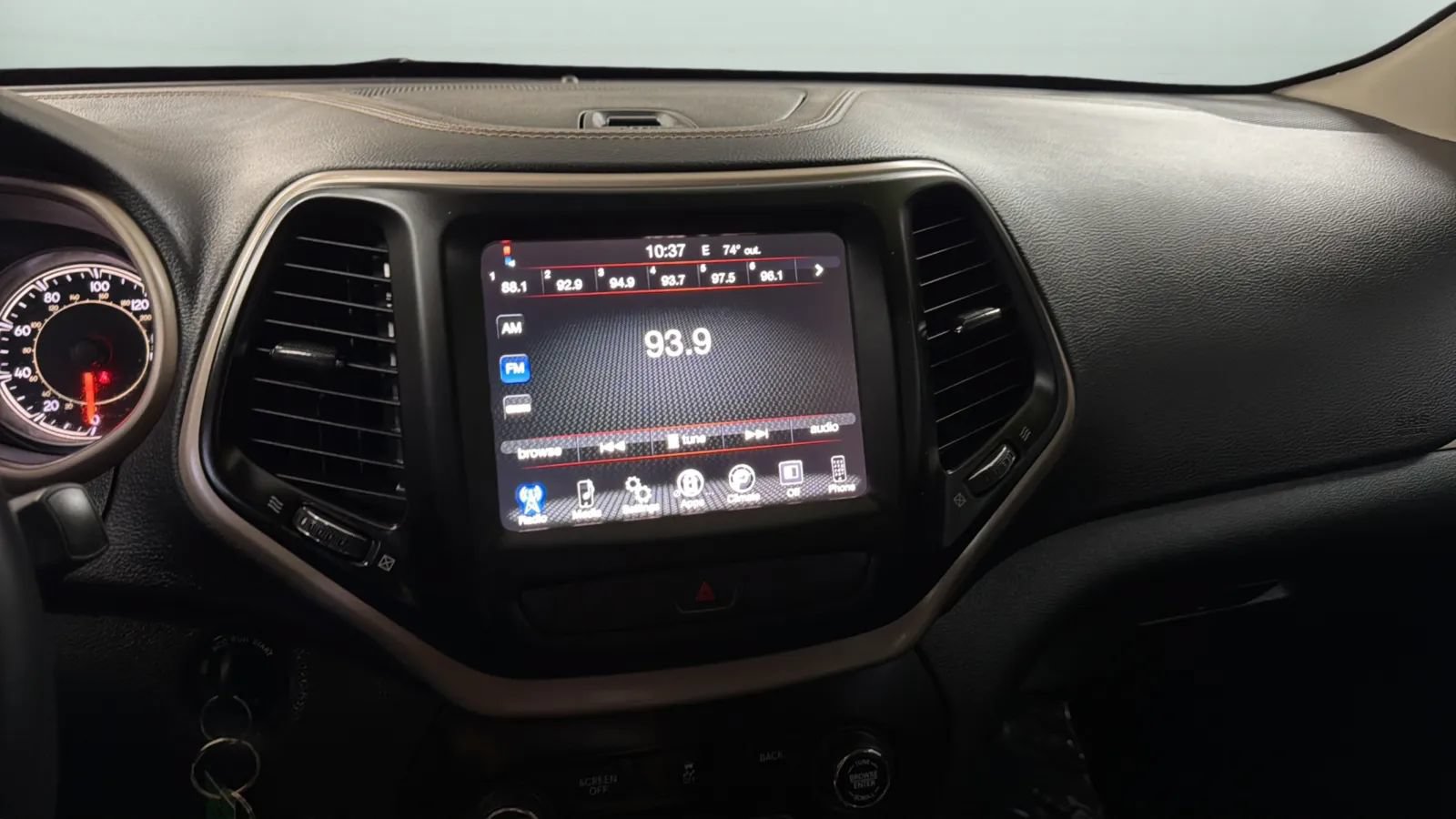 Used 2017 Jeep Cherokee Latitude FWD image 13