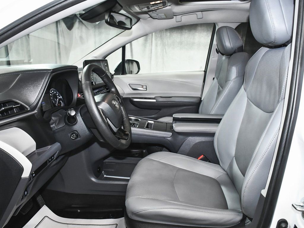 Used 2023 Toyota Sienna Limited image 44