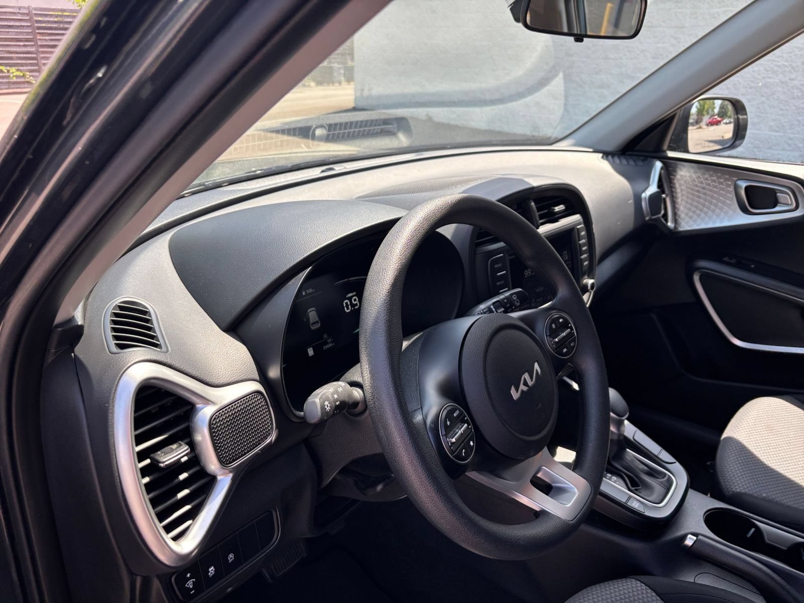 Used 2025 Kia Soul LX w/ LX Technology Package FWD image 33