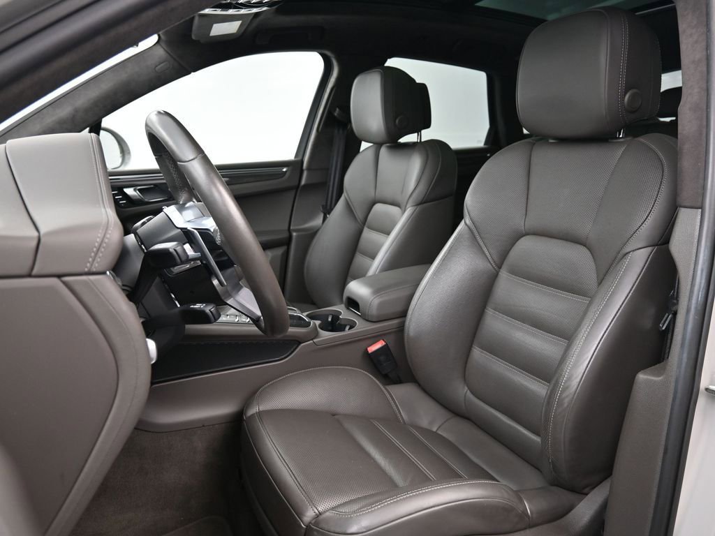 Certified 2021 Porsche Macan Turbo image 5