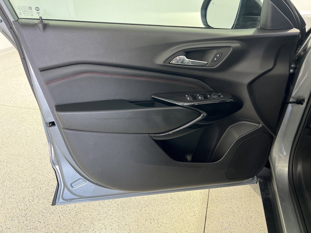 Used 2025 Chevrolet Trax RS w/ Sunroof Package image 20